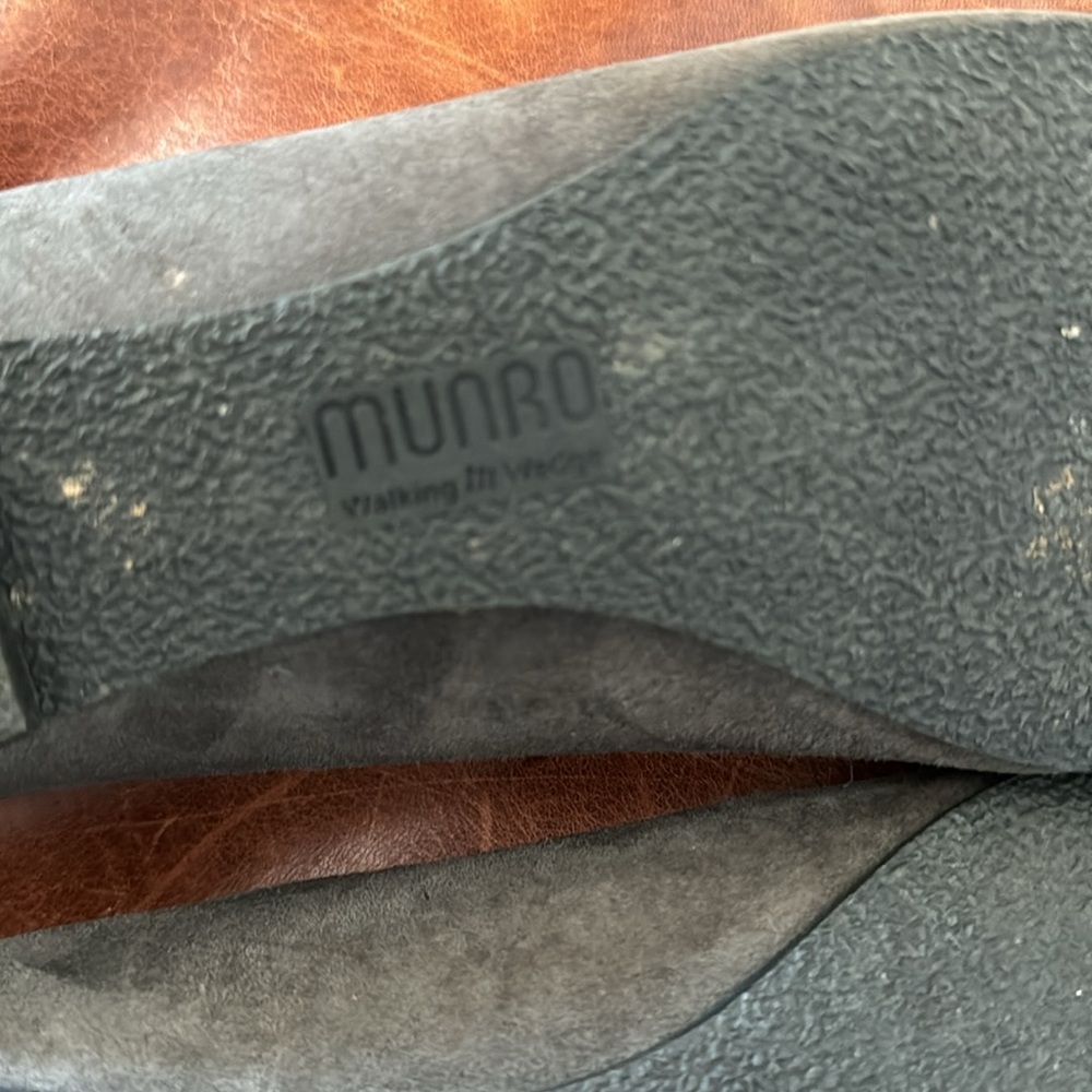 Munro - Picture 3 of 3